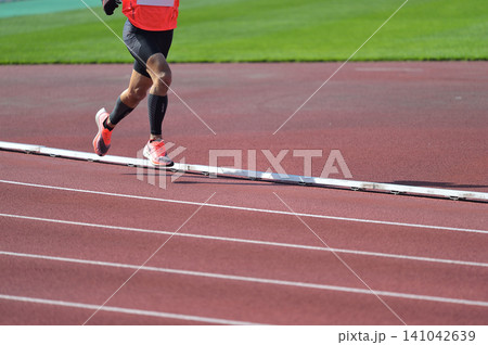 陸上競技 トラックを駆ける 陸上競技 トラックを駆ける 141042639