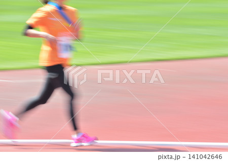 陸上競技 トラックを駆けるランナーをスローシャッターで捉える 陸上競技 トラックを駆けるランナーをスローシャッターで捉える 141042646