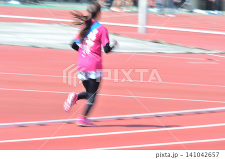 陸上競技 トラックを駆けるランナーをスローシャッターで捉える 陸上競技 トラックを駆けるランナーをスローシャッターで捉える 141042657