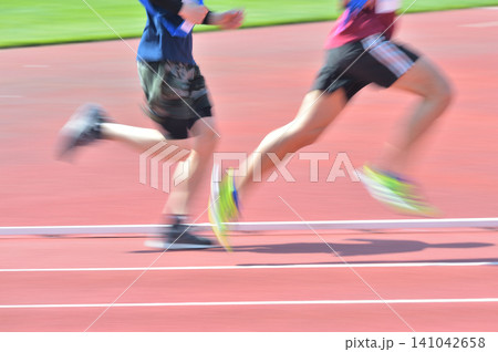 陸上競技 トラックを駆けるランナーをスローシャッターで捉える 陸上競技 トラックを駆けるランナーをスローシャッターで捉える 141042658