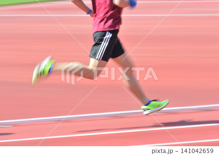 陸上競技 トラックを駆けるランナーをスローシャッターで捉える 陸上競技 トラックを駆けるランナーをスローシャッターで捉える 141042659