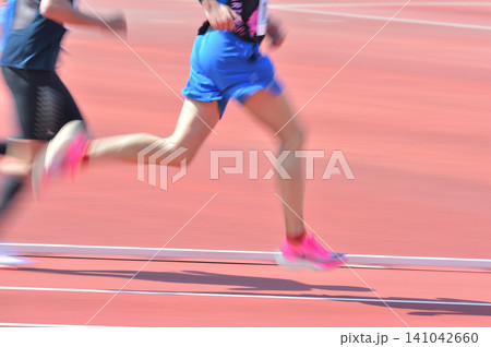 陸上競技 トラックを駆けるランナーをスローシャッターで捉える 陸上競技 トラックを駆けるランナーをスローシャッターで捉える 141042660