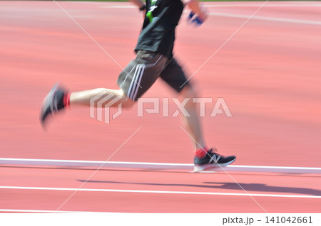 陸上競技 トラックを駆けるランナーをスローシャッターで捉える 陸上競技 トラックを駆けるランナーをスローシャッターで捉える 141042661
