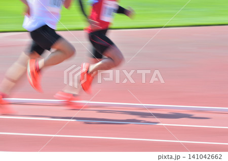 陸上競技 トラックを駆けるランナーをスローシャッターで捉える 陸上競技 トラックを駆けるランナーをスローシャッターで捉える 141042662