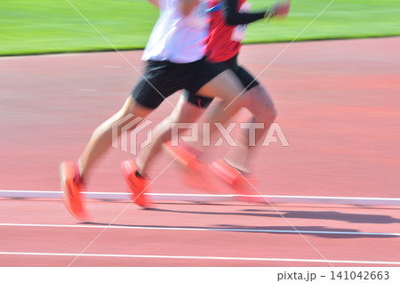 陸上競技 トラックを駆けるランナーをスローシャッターで捉える 陸上競技 トラックを駆けるランナーをスローシャッターで捉える 141042663