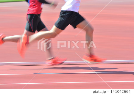 陸上競技 トラックを駆けるランナーをスローシャッターで捉える 陸上競技 トラックを駆けるランナーをスローシャッターで捉える 141042664
