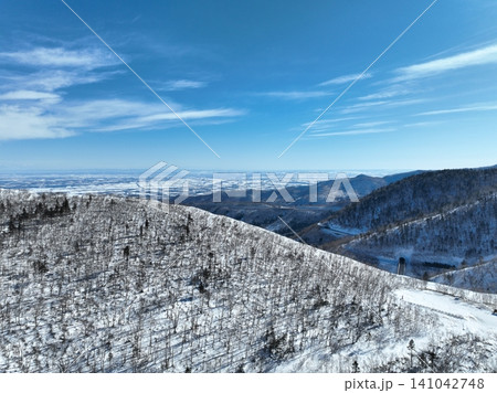 雪の日勝峠と十勝平野を望む冬の快晴絶景 北海道 雪の日勝峠と十勝平野を望む冬の快晴絶景 北海道 141042748