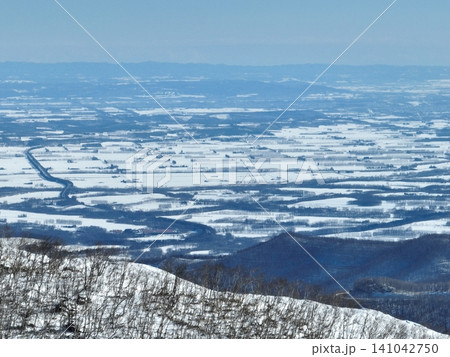 雪の日勝峠と十勝平野を望む冬の快晴絶景 北海道 雪の日勝峠と十勝平野を望む冬の快晴絶景 北海道 141042750