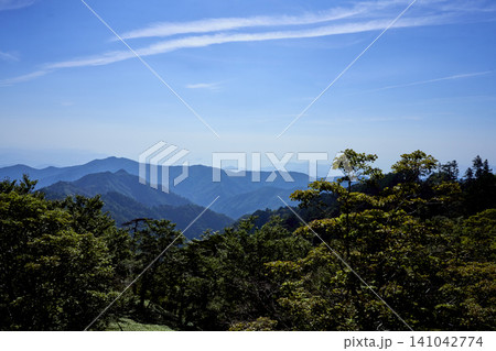 夏の終わりに迎える爽やかな避暑登山 大台ヶ原のトレッキングコースと立ち枯れの景観 夏の終わりに迎える爽やかな避暑登山 大台ヶ原のトレッキングコースと立ち枯れの景観 141042774