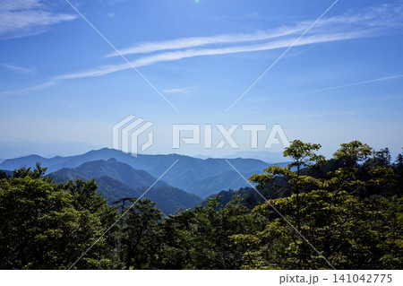 夏の終わりに迎える爽やかな避暑登山 大台ヶ原のトレッキングコースと立ち枯れの景観 夏の終わりに迎える爽やかな避暑登山 大台ヶ原のトレッキングコースと立ち枯れの景観 141042775