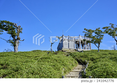 夏の終わりに迎える爽やかな避暑登山 大台ヶ原のトレッキングコースと立ち枯れの景観 夏の終わりに迎える爽やかな避暑登山 大台ヶ原のトレッキングコースと立ち枯れの景観 141042776
