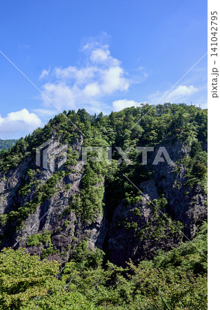 夏の終わりに迎える爽やかな避暑登山 大台ヶ原のトレッキングコースと立ち枯れの景観 夏の終わりに迎える爽やかな避暑登山 大台ヶ原のトレッキングコースと立ち枯れの景観 141042795