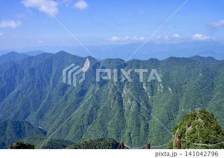 夏の終わりに迎える爽やかな避暑登山 大台ヶ原のトレッキングコースと立ち枯れの景観 夏の終わりに迎える爽やかな避暑登山 大台ヶ原のトレッキングコースと立ち枯れの景観 141042796
