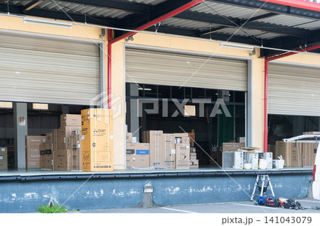 家電量販店の配送センターに並ぶ家電製品の段ボール箱 家電量販店の配送センターに並ぶ家電製品の段ボール箱 141043079