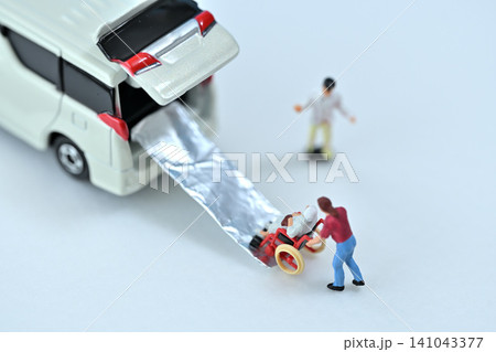 介護 福祉車両に車いすを乗せるイメージ 介護 福祉車両に車いすを乗せるイメージ 141043377