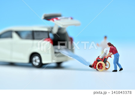 介護 福祉車両に車いすを乗せるイメージ 介護 福祉車両に車いすを乗せるイメージ 141043378