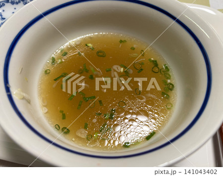 食べ終えた塩ラーメンのスープ 141043402