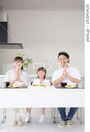 いただきますをして食事を始める親子3人の家族・食育や家族団らんのカメラ目線イメージ いただきますをして食事を始める親子3人の家族・食育や家族団らんのカメラ目線イメージ 141043428