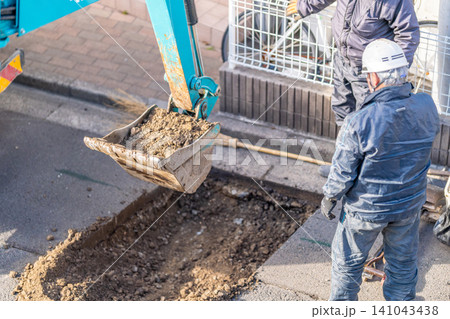 合流管耐震化工事(更生工法)公共ます下水道管の公共下水道工事 道路掘削 土砂掘削 作業員 合流管耐震化工事(更生工法)公共ます下水道管の公共下水道工事 道路掘削 土砂掘削 作業員 141043438