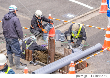 道路掘削 下水道の埋設・補修工事 土留め 矢板 ライフライン 樹脂系管 強プラ管 FRPM管 塩ビ管 道路掘削 下水道の埋設・補修工事 土留め 矢板 ライフライン 樹脂系管 強プラ管 FRPM管 塩ビ管 141043439