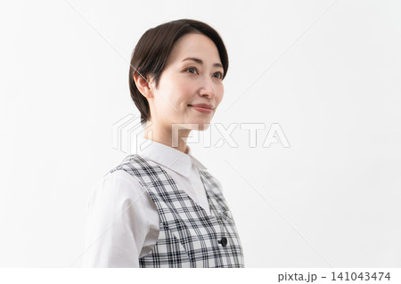 事務制服を着た若い女性 ビジネスイメージ 事務制服を着た若い女性 ビジネスイメージ 141043474