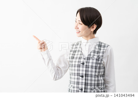事務制服を着た若い女性　ビジネスイメージ 141043494