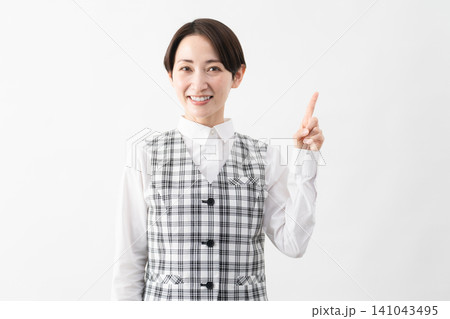 事務制服を着た若い女性　ビジネスイメージ 141043495