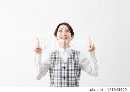 事務制服を着た若い女性　ビジネスイメージ 141043496