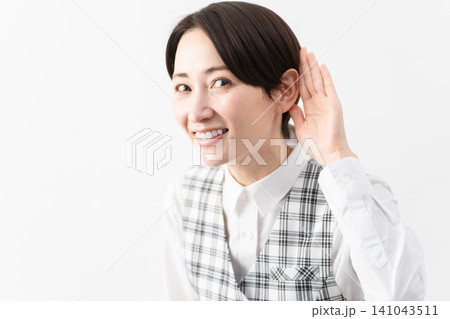 事務制服を着た若い女性 ビジネスイメージ 事務制服を着た若い女性 ビジネスイメージ 141043511