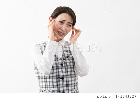 事務制服を着た若い女性 ビジネスイメージ 事務制服を着た若い女性 ビジネスイメージ 141043527