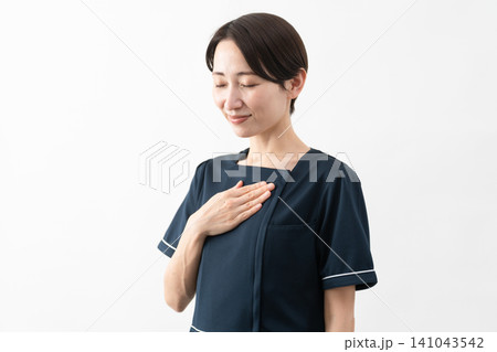 エステサロン制服を着た若い女性 ビューティイメージ エステサロン制服を着た若い女性 ビューティイメージ 141043542
