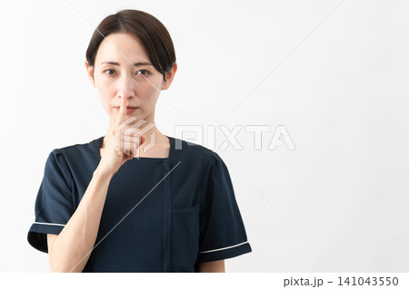 エステサロン制服を着た若い女性 ビューティイメージ エステサロン制服を着た若い女性 ビューティイメージ 141043550