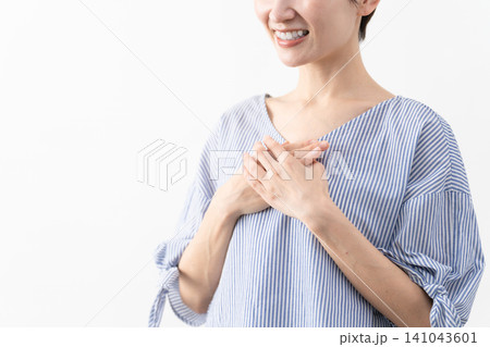 私服姿の女性　ライフスタイルイメージ 141043601