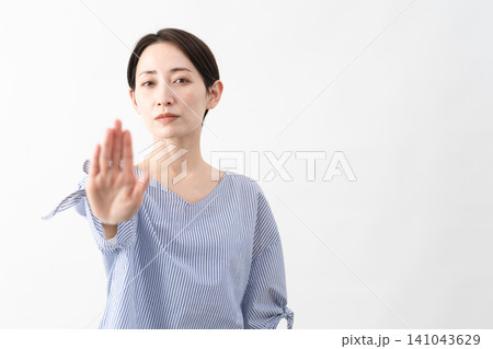 私服姿の女性 ライフスタイルイメージ 私服姿の女性 ライフスタイルイメージ 141043629
