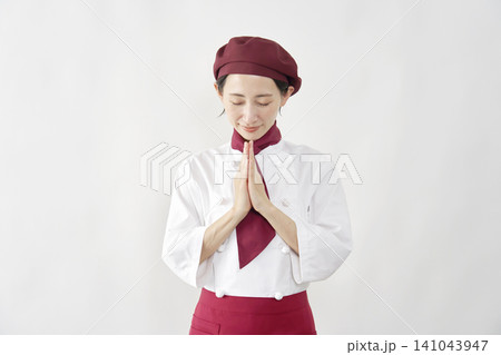 女性 パティシエ・パン屋・カフェ店員 祈る 白背景 女性 パティシエ・パン屋・カフェ店員 祈る 白背景 141043947