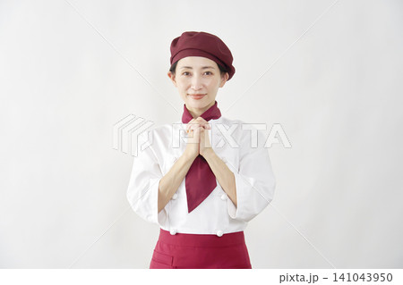 女性 パティシエ・パン屋・カフェ店員 祈る 白背景 女性 パティシエ・パン屋・カフェ店員 祈る 白背景 141043950