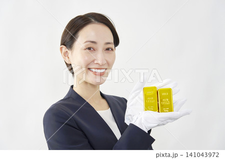 金塊を持つ女性鑑定士　白背景 141043972