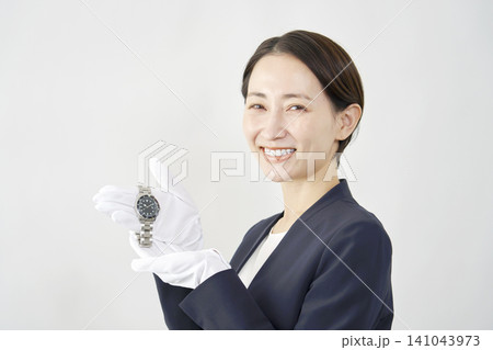 腕時計を持つ女性鑑定士　白背景 141043973