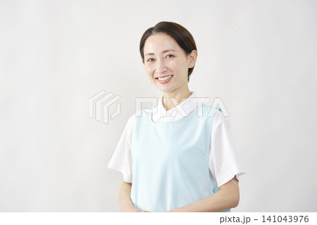 笑顔の介護士女性　白背景 141043976