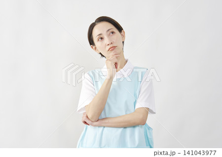 介護士女性 考える 白背景 介護士女性 考える 白背景 141043977