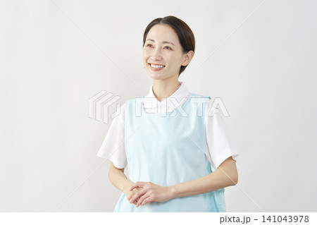 笑顔の介護士女性 白背景 笑顔の介護士女性 白背景 141043978