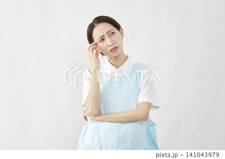 介護士女性　悩む　白背景 141043979