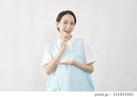 介護士女性 ひらめく 白背景 介護士女性 ひらめく 白背景 141043983