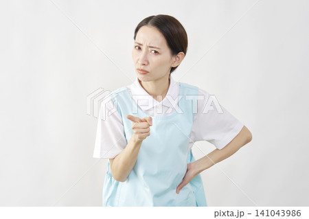 叱る介護士女性 白背景 叱る介護士女性 白背景 141043986