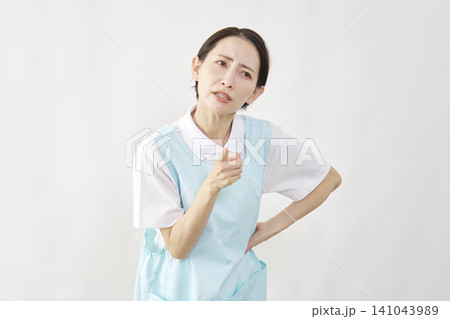 叱る介護士女性　白背景 141043989