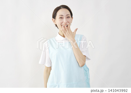 笑顔で驚く介護士女性 白背景 笑顔で驚く介護士女性 白背景 141043992