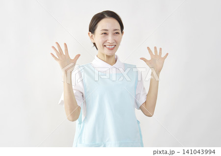 笑顔で驚く介護士女性 白背景 笑顔で驚く介護士女性 白背景 141043994