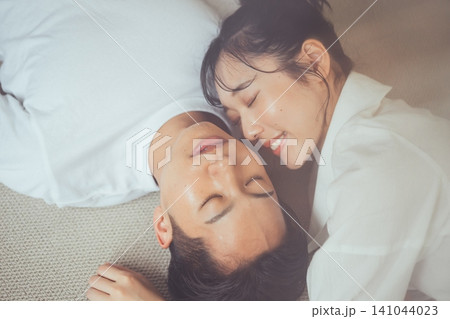 カップルのペアビューティー美容イメージ俯瞰ポートレート カップルのペアビューティー美容イメージ俯瞰ポートレート 141044023
