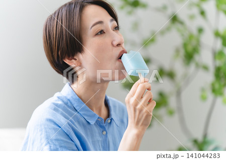 アイスを食べる若い女性 ライフスタイルイメージ アイスを食べる若い女性 ライフスタイルイメージ 141044283