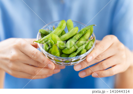 枝豆を食べる若い女性 ライフスタイルイメージ 枝豆を食べる若い女性 ライフスタイルイメージ 141044314